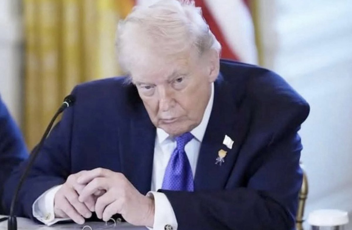 The racist “young” staffer posting from the White House at 2:40 am. 👇