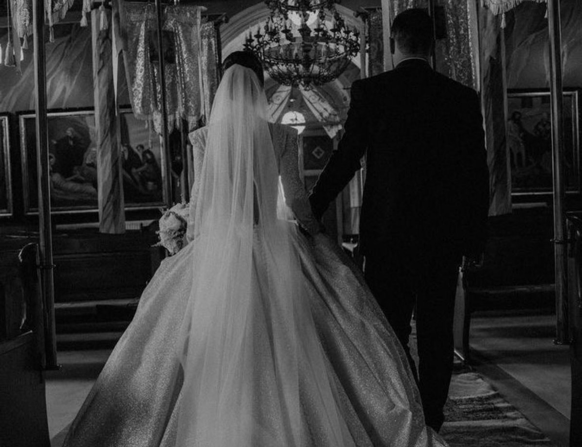 ankaramizah_'s tweet image. Ankara’da iki yakın arkadaş önce evlendi, sonra düğünde takılan takıları bozdurup boşanarak dünya turuna çıktı.