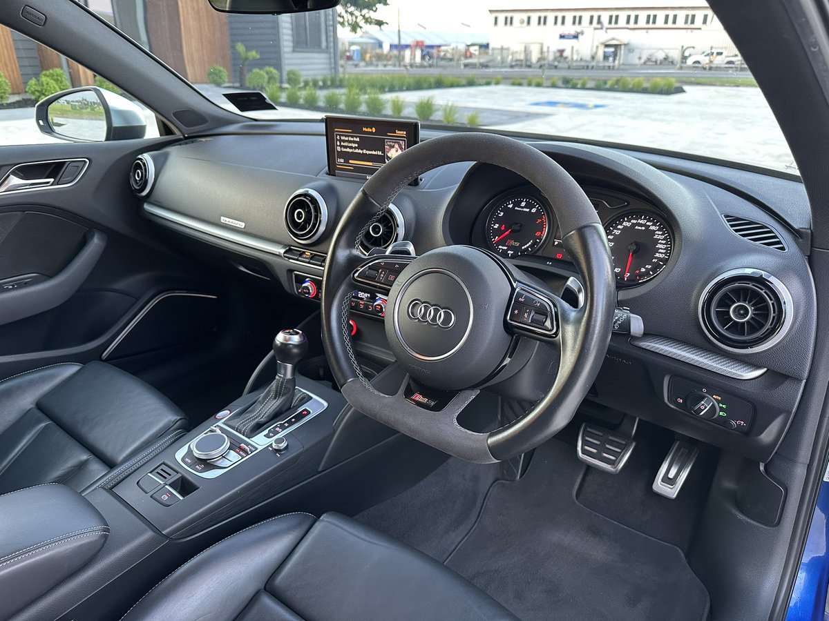 Bowie 🔜 FurDU tweet media