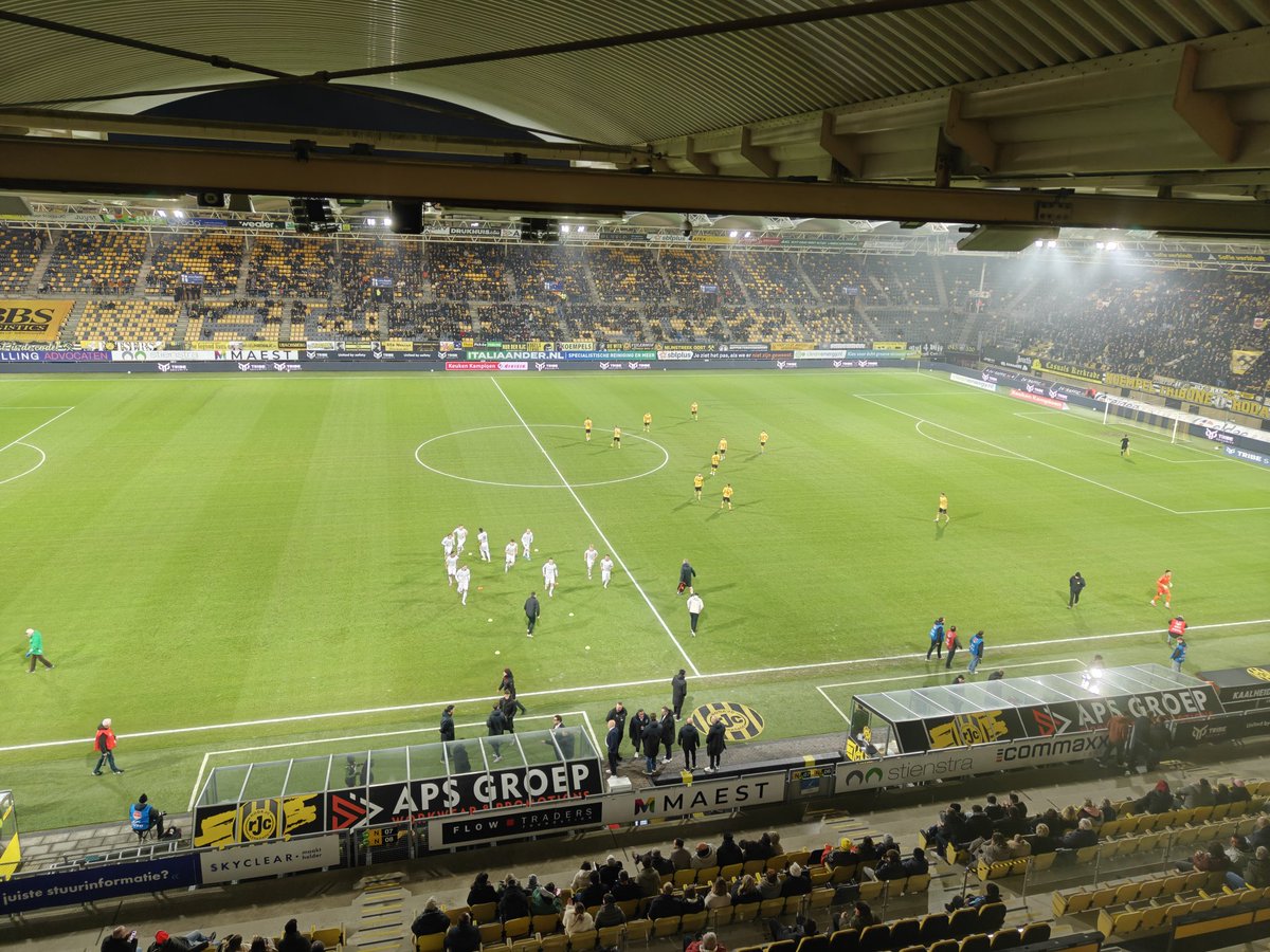 WilmaLoop's tweet photo. #rodado in de herkansing. Spelers weer op het veld. Hopelijk nu gewoon spelen https://t.co/f15AaCahbT