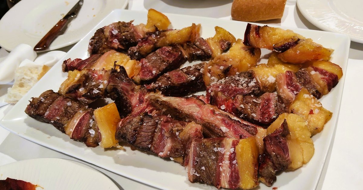 JAVIERCASTRO96's tweet photo. Hoy ha tocado chuletón y se ha comido una vez más en la Taberna Vicente ¿La mejor carne de Santander? Para mí sí... https://t.co/nSnsreDzXX