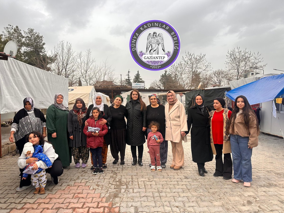 Nazli_ates01's tweet photo. 6 Şubat büyük felaketin yıl dönümünde, Gaziantep Dünya Kadınlar Birliği Yön. Krl.ile
Atalar ve Nurdağı Sakçagözü mahallerinde konteynerlerde yaşam mücadelesi veren ailelerimizi ziyaret ettik.
Hala aynı acı...
#6subat 
#Gaziantep #nurdagı #sakçagözü https://t.co/n1841aag9i