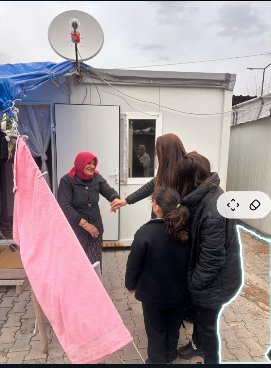 Nazli_ates01's tweet photo. 6 Şubat büyük felaketin yıl dönümünde, Gaziantep Dünya Kadınlar Birliği Yön. Krl.ile
Atalar ve Nurdağı Sakçagözü mahallerinde konteynerlerde yaşam mücadelesi veren ailelerimizi ziyaret ettik.
Hala aynı acı...
#6subat 
#Gaziantep #nurdagı #sakçagözü https://t.co/n1841aag9i