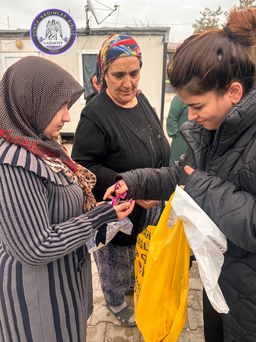 Nazli_ates01's tweet photo. 6 Şubat büyük felaketin yıl dönümünde, Gaziantep Dünya Kadınlar Birliği Yön. Krl.ile
Atalar ve Nurdağı Sakçagözü mahallerinde konteynerlerde yaşam mücadelesi veren ailelerimizi ziyaret ettik.
Hala aynı acı...
#6subat 
#Gaziantep #nurdagı #sakçagözü https://t.co/n1841aag9i