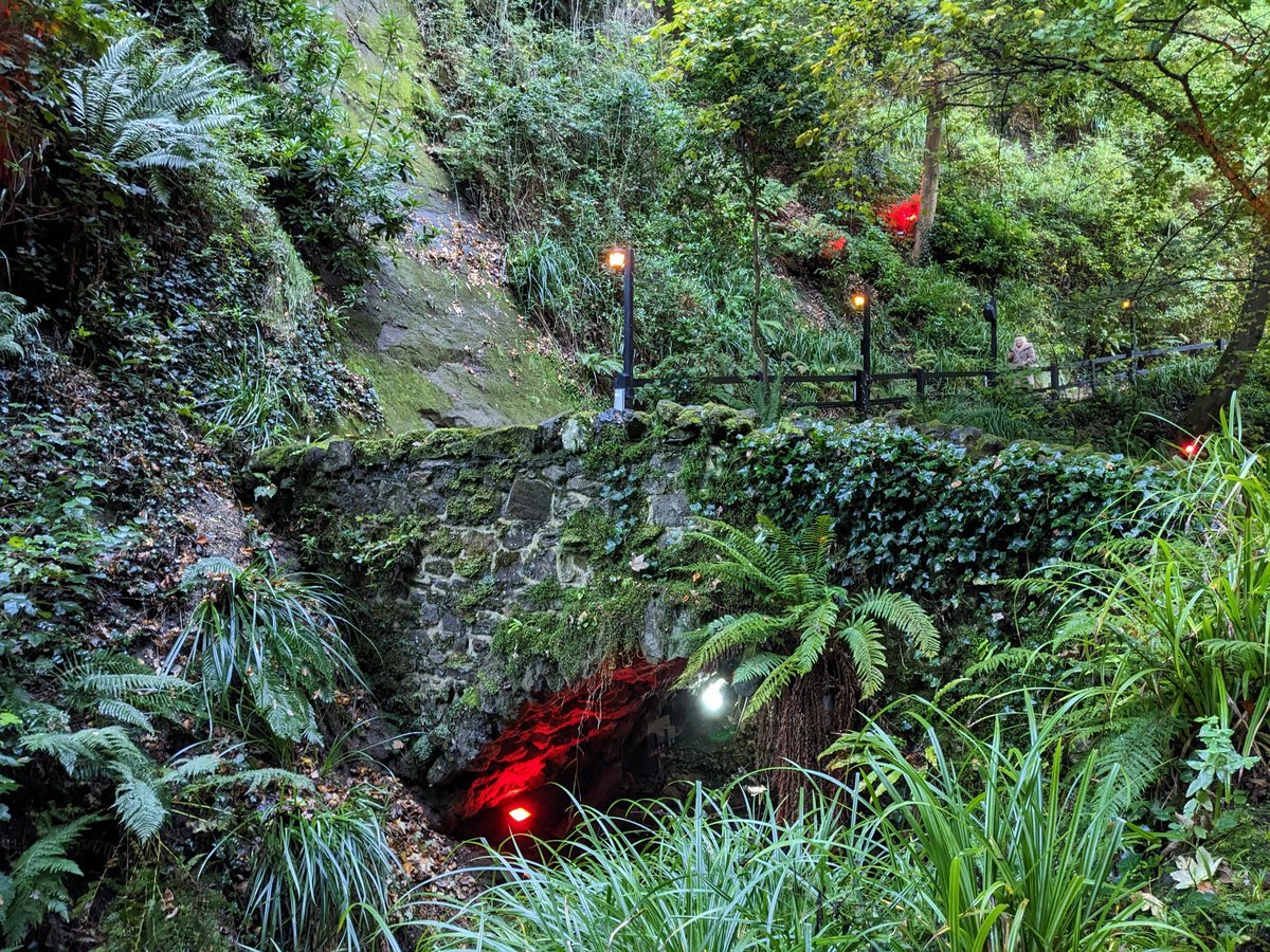 shanklinholiday's tweet photo. Surrounded by greenery, the historic stone bridge across the stream in @shanklin_chine π±π¦
#shanklin #isleofwight #isleofwightphotography #shanklinchine #chine #stream #waterfall #ukdaysout #ukbreaks https://t.co/5b22LvRkAX