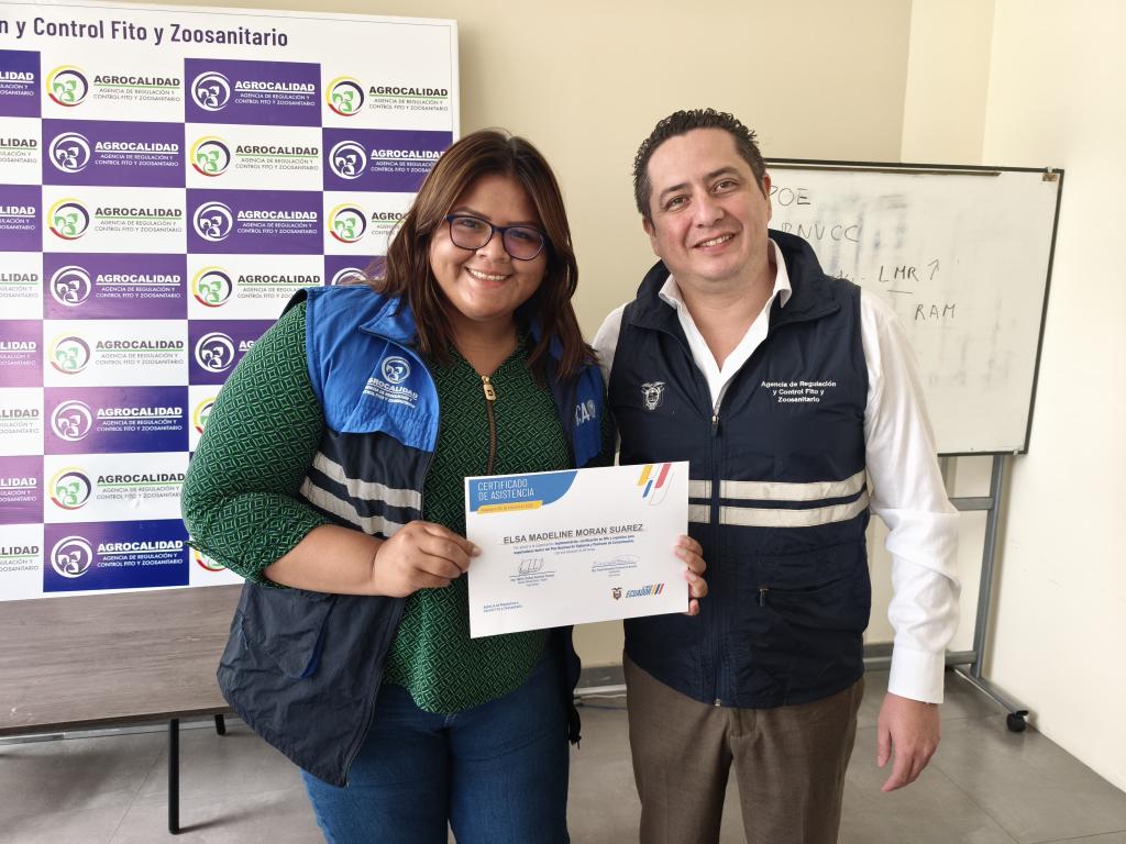 AgrocalidadZ5's tweet photo. #Guayas | Impulsamos al sector agrícola con formación en Buenas Prácticas Agrícolas (BPA), certificación y requisitos de exportación en el marco del Plan Nacional de Vigilancia y Monitoreo de Contaminantes que fortalece la inocuidad de los alimentos.

#AgrocalidadCapacita https://t.co/mkOOwKYAvE