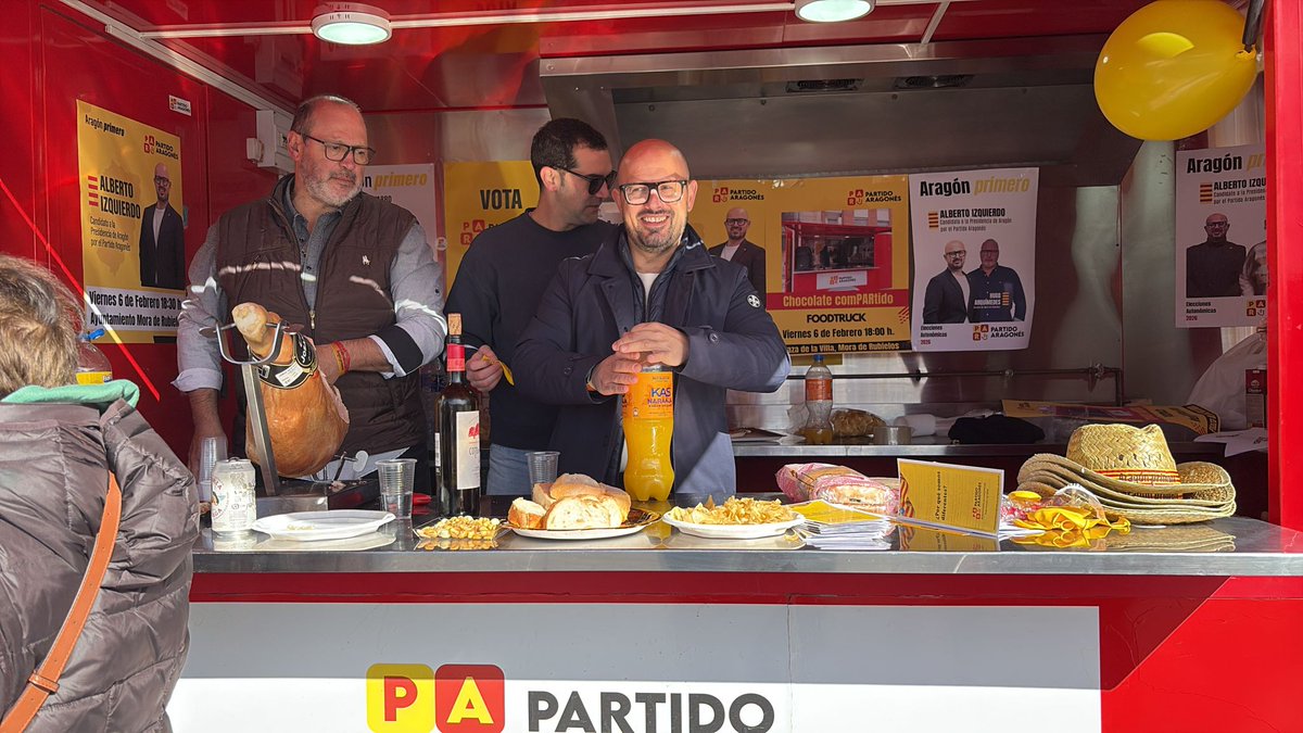 AragonPAR's tweet photo. 👥🫂 El #PartidoAragonés en el último día de campaña Y SIEMPRE, a pie de calle con los aragoneses en todo #Aragón 

→ Hoy, Alberto Izquierdo #AlbertoXAragón en Mora de Rubielos, con la ‘foodtruck’ del PAR 

➕ℹ️ https://t.co/TUpQy1dcRX

#AragónPrimero #8F #VotaPAR  🟨🟥🟨 https://t.co/2XgJkQHKyB