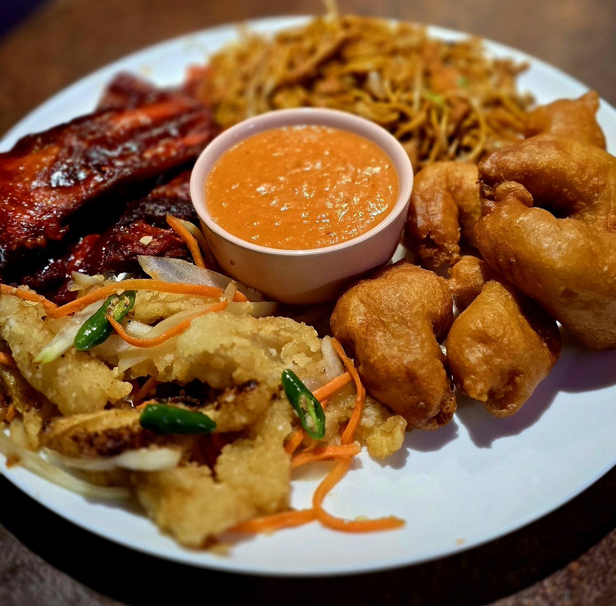 DeanoBacherro's tweet image. Chinese takeaway tonight 👌🏻
✅️ Chicken Chow Mein
✅️ Salt and pepper squid 
✅️ House Special pork ribs
✅️ Battered king prawns
✅️ Satay sauce
✅️ Prawn crackers
#singaporeisland #Dinner #takeaway #showyourfood #foodpics