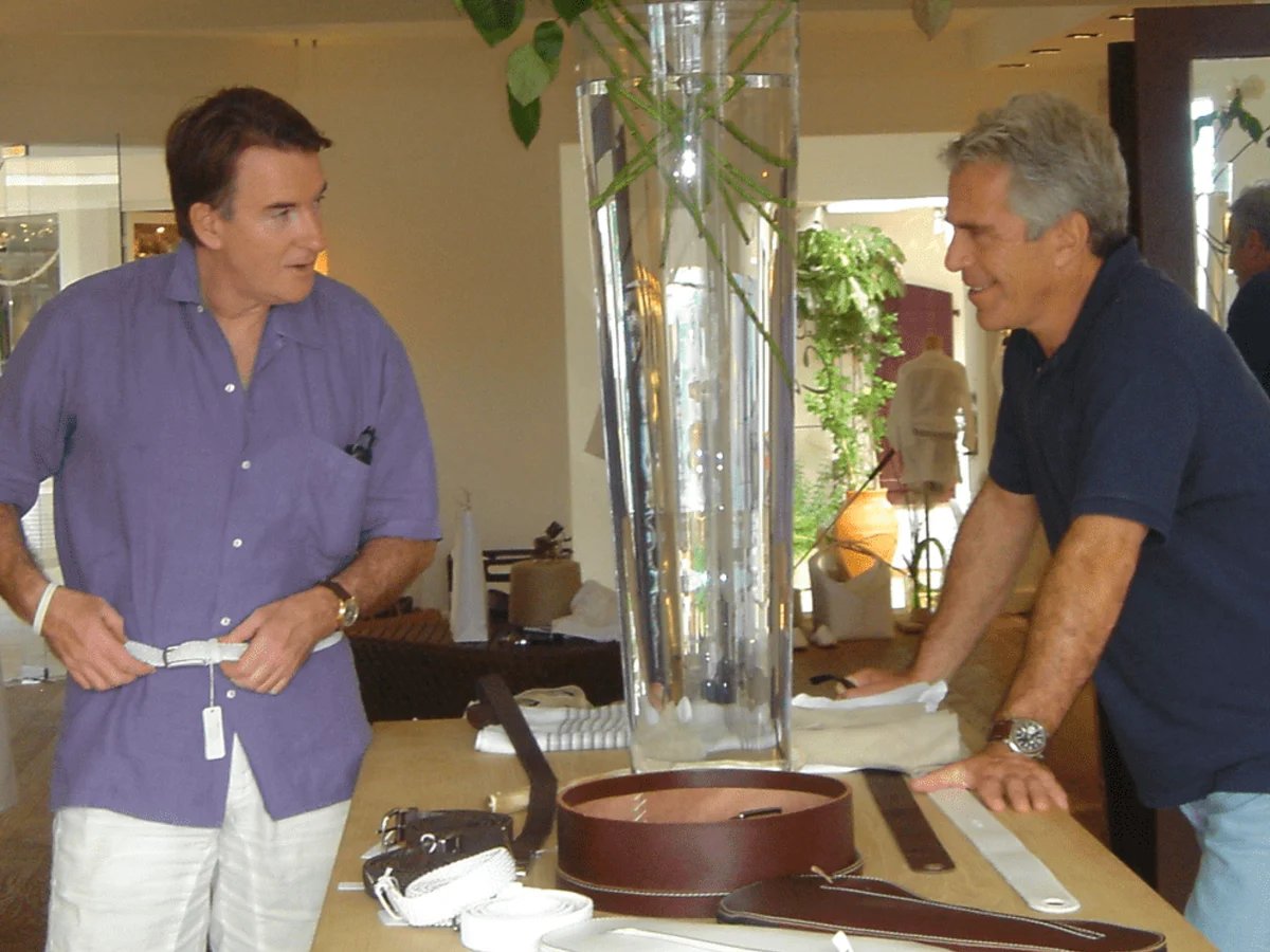 🚨 BREAKING: 

🇬🇧 Police searched 2 properties linked to Mandelson (former UK ambassador) as part of an investigation into alleged leaks of market-sensitive information to Epstein while Mandelson was in government.

Officers are seeking electronic devices and documents, with an