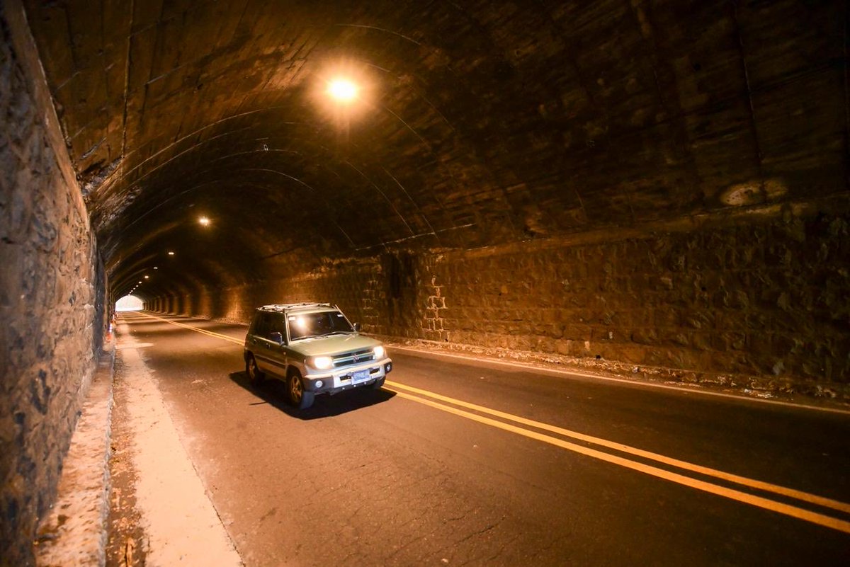 Estamos iluminando los túneles de la carretera del Litoral, así lucen hoy. 

Recuerda siempre manejar con precaución.