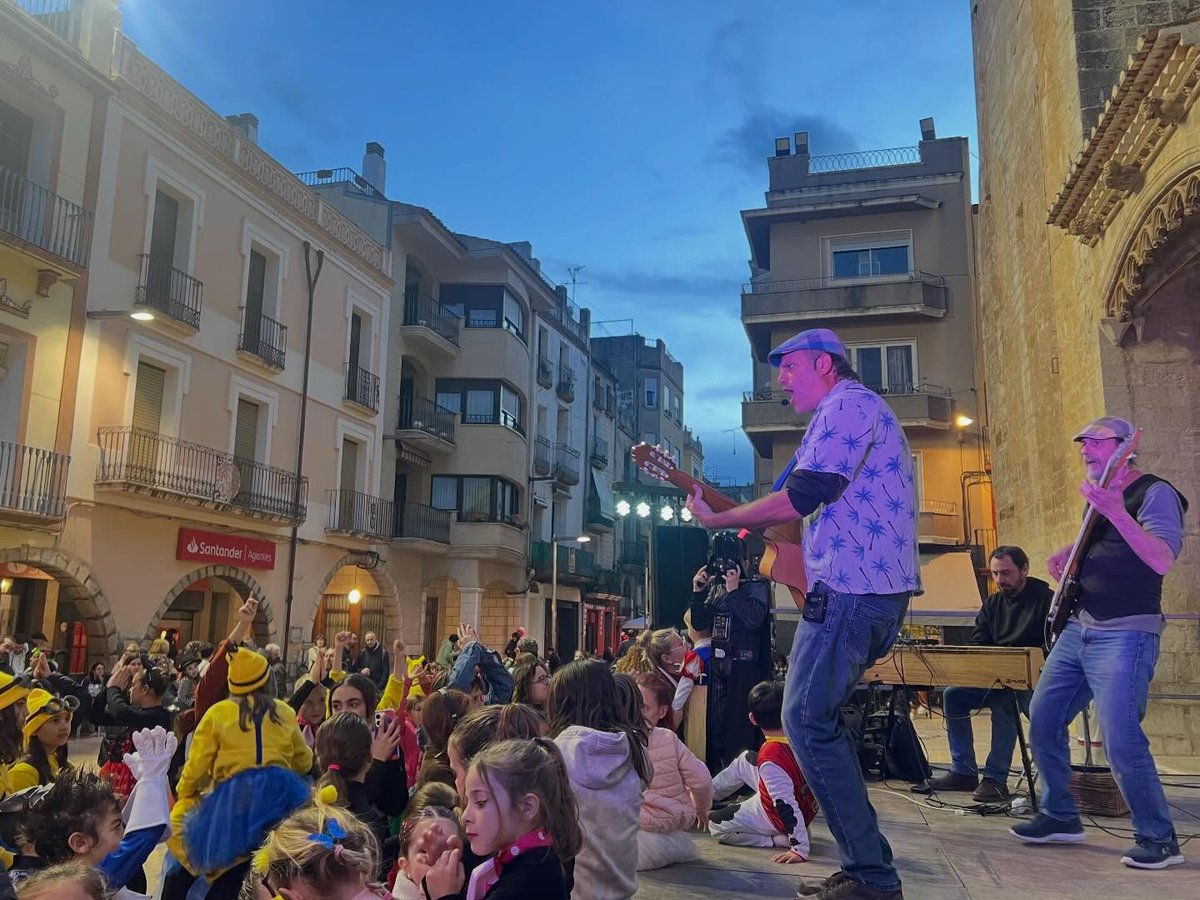 Ja hem celebrat el Carnaval familiar. Gràcies a la Cia. de Jaume Ibars per contagiar energia i alegria , a les famílies  que heu fet possible la festa per fer del Carnaval una celebració tan viva, a l’ajuntament pel suport institucional #carnaval2026 #ajuntamentulldecona