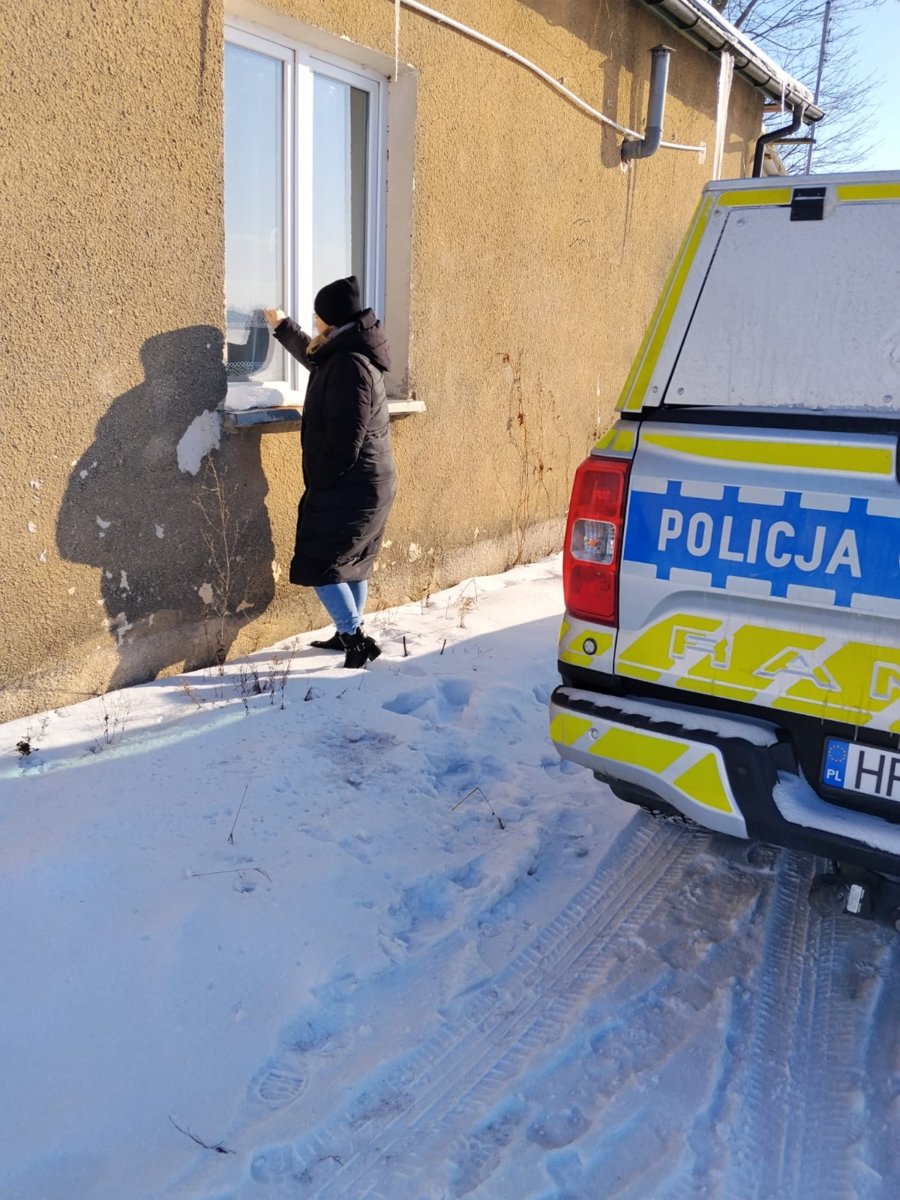 Dzięki organizacji pomocowej przygotowano paczki dla osób potrzebujących 🛍️❤️. W ich dostarczenie zaangażowali się pracownicy socjalni oraz policjanci 👮‍♂️🤝🧑‍💼, dbając o bezpieczeństwo i podstawowe potrzeby mieszkańców 🏠✨.