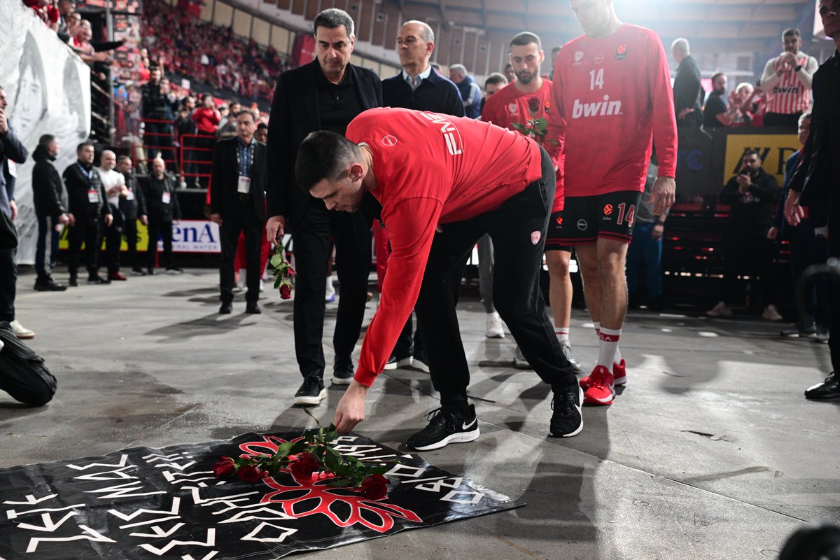 Olympiacos_BC's tweet photo. 🕊️ No matter how many years pass, we will never forget you.

#WeAreOlympiacos #Gate7 #NeverForgotten1981🌹 https://t.co/T79GFsbFcY