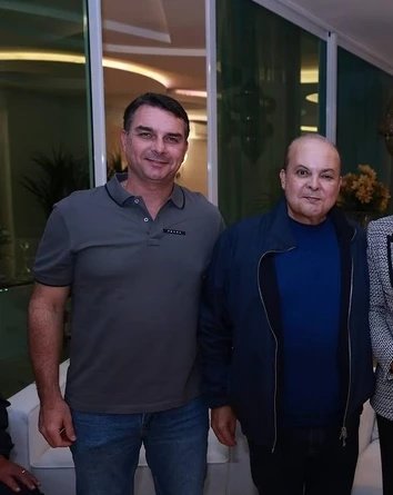 Quer dizer então q o  BRB, banco do Ibaneis,  é quem financiou a mansão milionária do Flávio Rachadinha com juros muito abaixo do mercado!?🧐