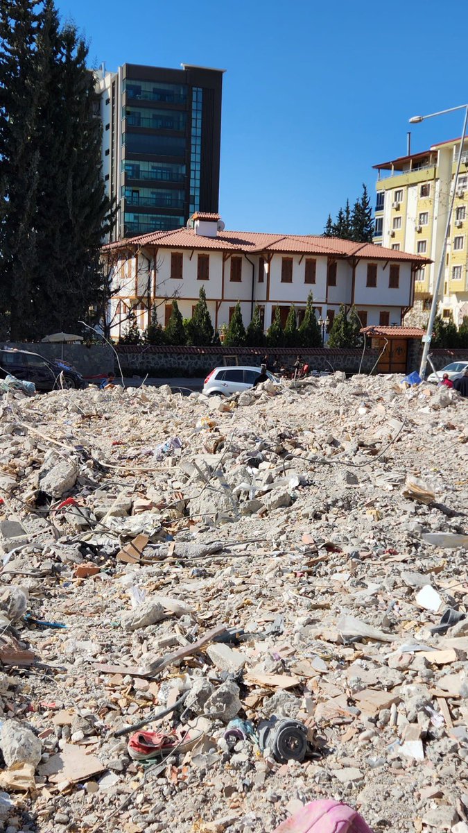 Devlet Bahçeli'nin 1 gün bile kalmadığı Osmaniye'deki boş konağı. 

Deprem günleri halka açılmadığı gibi AFAD ekipleri bile bahçesine sokulmadı; 

kurtarma ekiplerinin tuvaleti kullanmasına dahi izin verilmedi.

Unutmayın, unutturmayın!