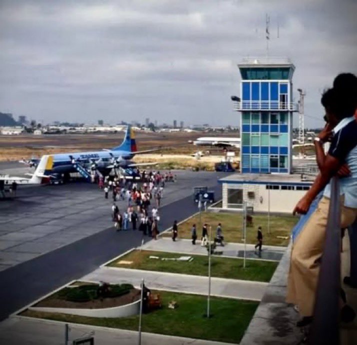emeleto's tweet photo. @GaboAir Hermoso! Hasta inicios de los 90s el entonces Aeropuerto Internacional Simón Bolívar de Guayaquil tenía una enorme terraza desde donde se podía despedir/recibir a los viajeros y ver todas las operaciones, los despegues y aterrizajes… Era uno de mis lugares favoritos en el mundo https://t.co/URK1KAuUqb