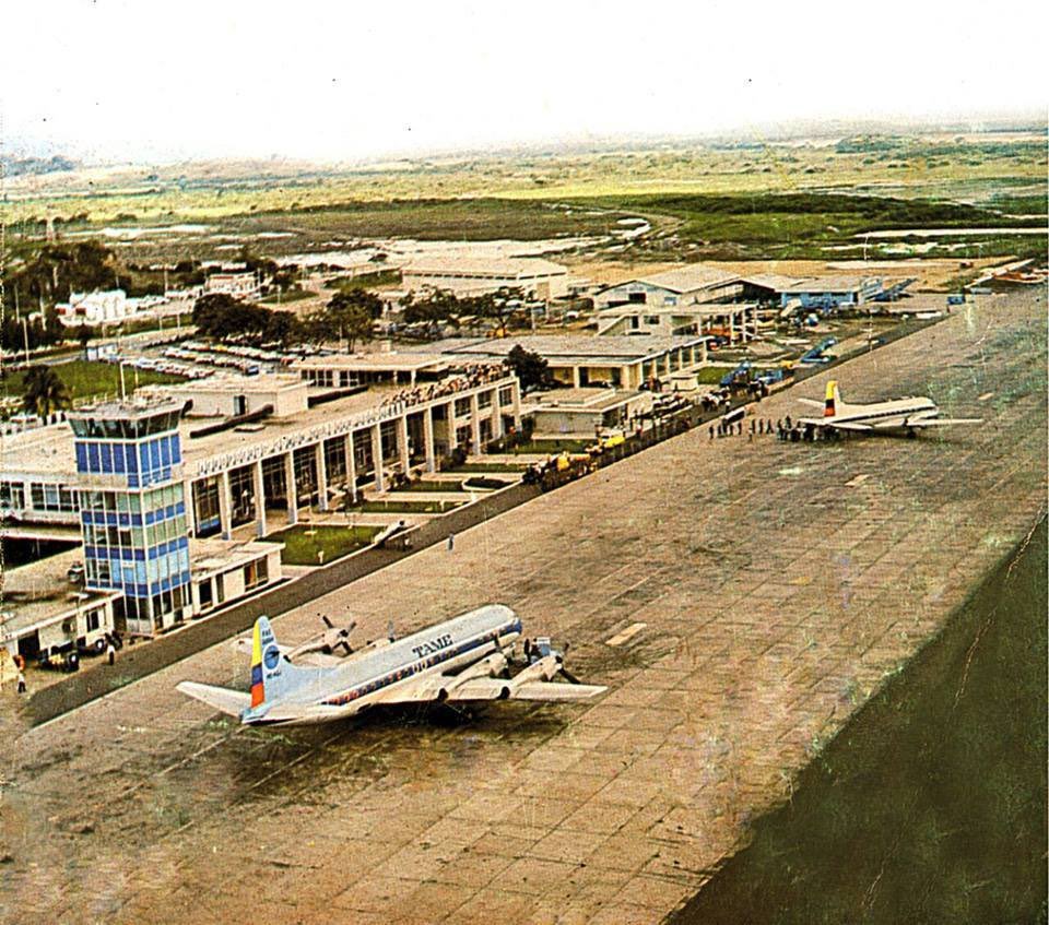 emeleto's tweet photo. @GaboAir Hermoso! Hasta inicios de los 90s el entonces Aeropuerto Internacional Simón Bolívar de Guayaquil tenía una enorme terraza desde donde se podía despedir/recibir a los viajeros y ver todas las operaciones, los despegues y aterrizajes… Era uno de mis lugares favoritos en el mundo https://t.co/URK1KAuUqb