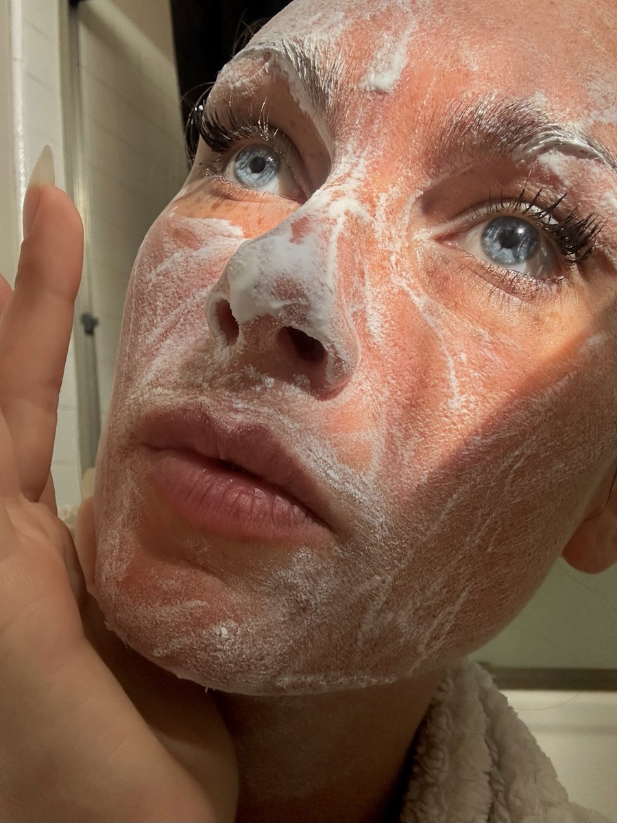 PeytonElroy's tweet photo. This baking soda mask costs probably 2 cents….

✓ exfoliates
✓ reduces facial redness
✓ inhibits bacterial growth
✓ heals acne
✓ softens skin

And my favorite part is after 30 seconds my face feels like it has a muscle relaxer on it (baking soda soothes inflammation) https://t.co/8GoJoi9c7y