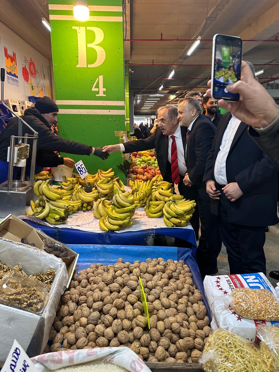 Ramazan ayı öncesi İstanbul milletvekilimiz <a href="/SalimEnsarioglu/">M. Salim ENSARİOĞLU</a>’ile beraber  Cuma  pazarı Esnaflarımıızı ve komşularımızı ziyaret ettik.

Tüm esnaflarımıza bereketli kazançlar dilerim. 
#HermahalesiyleZeytinburnu
<a href="/abdullahozdemir/">Abdullah Özdemir</a>