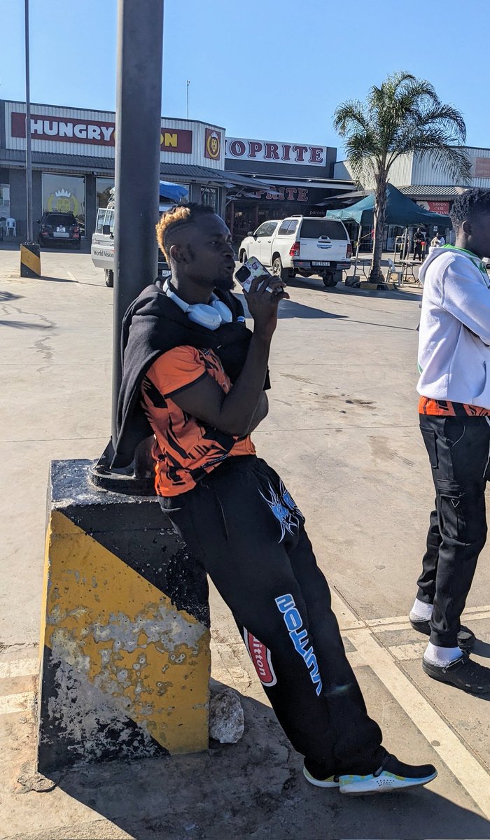 Mukange_Visuals's tweet photo. Unbothered by the fugu drama 😂🇿🇲🇬🇭, just over here with my Ghanaian🇬🇭 brother like... 👨🏽‍🎨📷🖼️🖌️🎨 https://t.co/kgZZlIyAWf