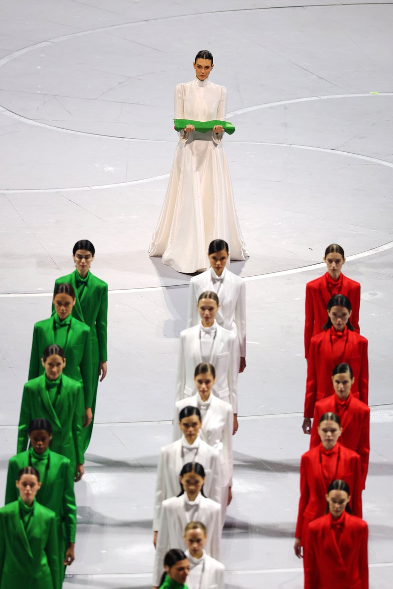 GIORGIO.

TIMELESS ELEGANCE
A tribute to Giorgio Armani.

The stadium lights up in green, white, and red: three runways, three groups of models, one celebration of Italian elegance.

A legacy that continues to shine, in sport and beyond.

💚🤍❤️

#MilanoCortina2026 #Olympics