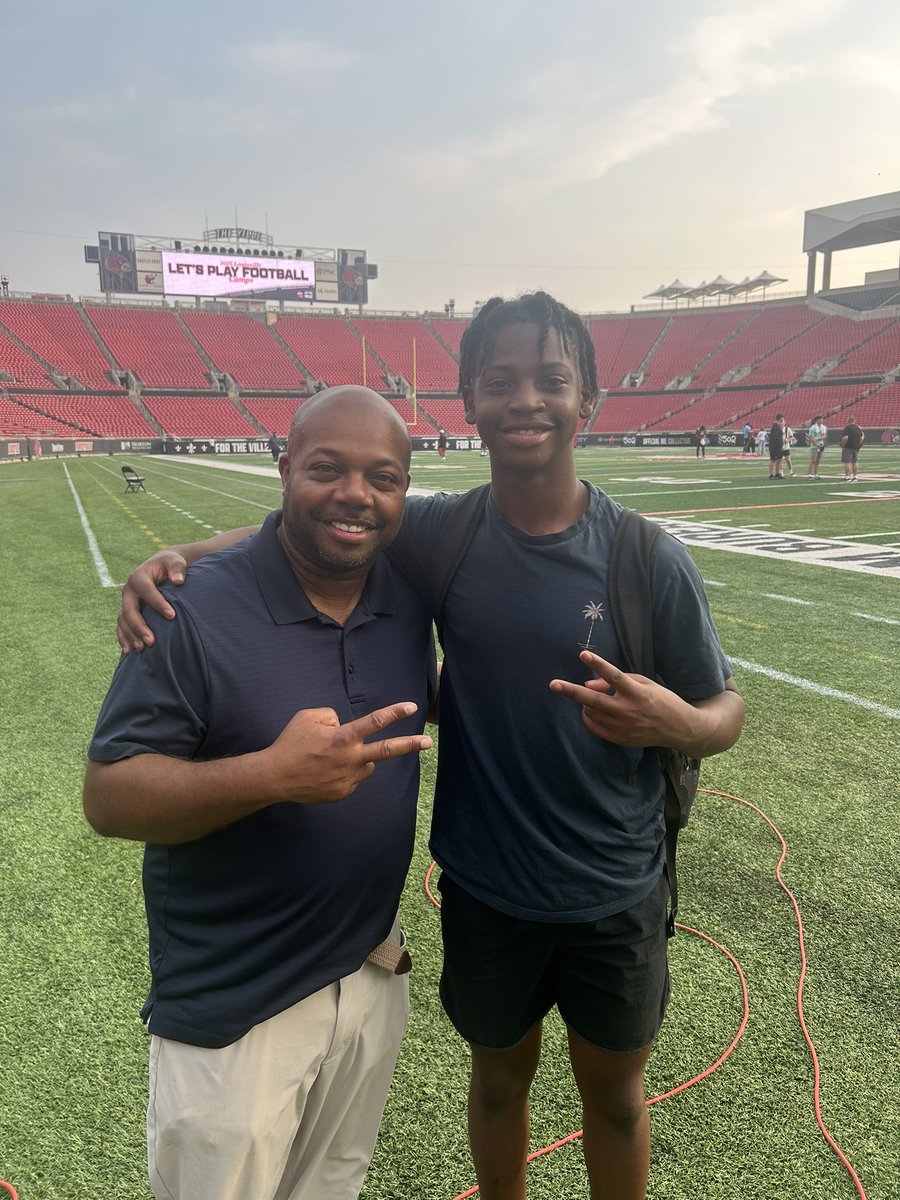 jashawnbuntyn's tweet photo. Thanks for the opportunity!! @LouisvilleFB @deionbranch84 @COACHVLRN @CoachKat5 @CoachLanceo @CoryLRN @JakeLRN @CoachBaker29 @HartCountyFball @247recruiting @Tyler_NPreps https://t.co/1kcq77GYiY