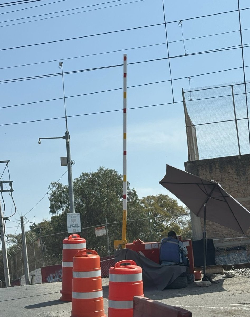 ELSORPREDENTE's tweet photo. @PabloLemusN estimado Sr Lemus, no le parece a usted denigrante e insensible esta forma de trabajar? Le parece adecuado la área de trabajo de estas personas que suben y bajan las plumas de la #Linea4 del tren ligero?  por no invertir en automatizadas? Cc @GobTlaquepaque https://t.co/6FiYCuJgkp