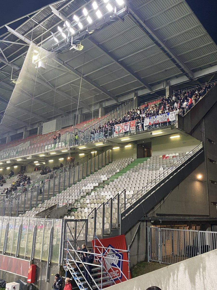 Suli__'s tweet photo. A une tribune d’écart mais avec vous les gars 🫶 @losclive https://t.co/5NsXKrzOEt