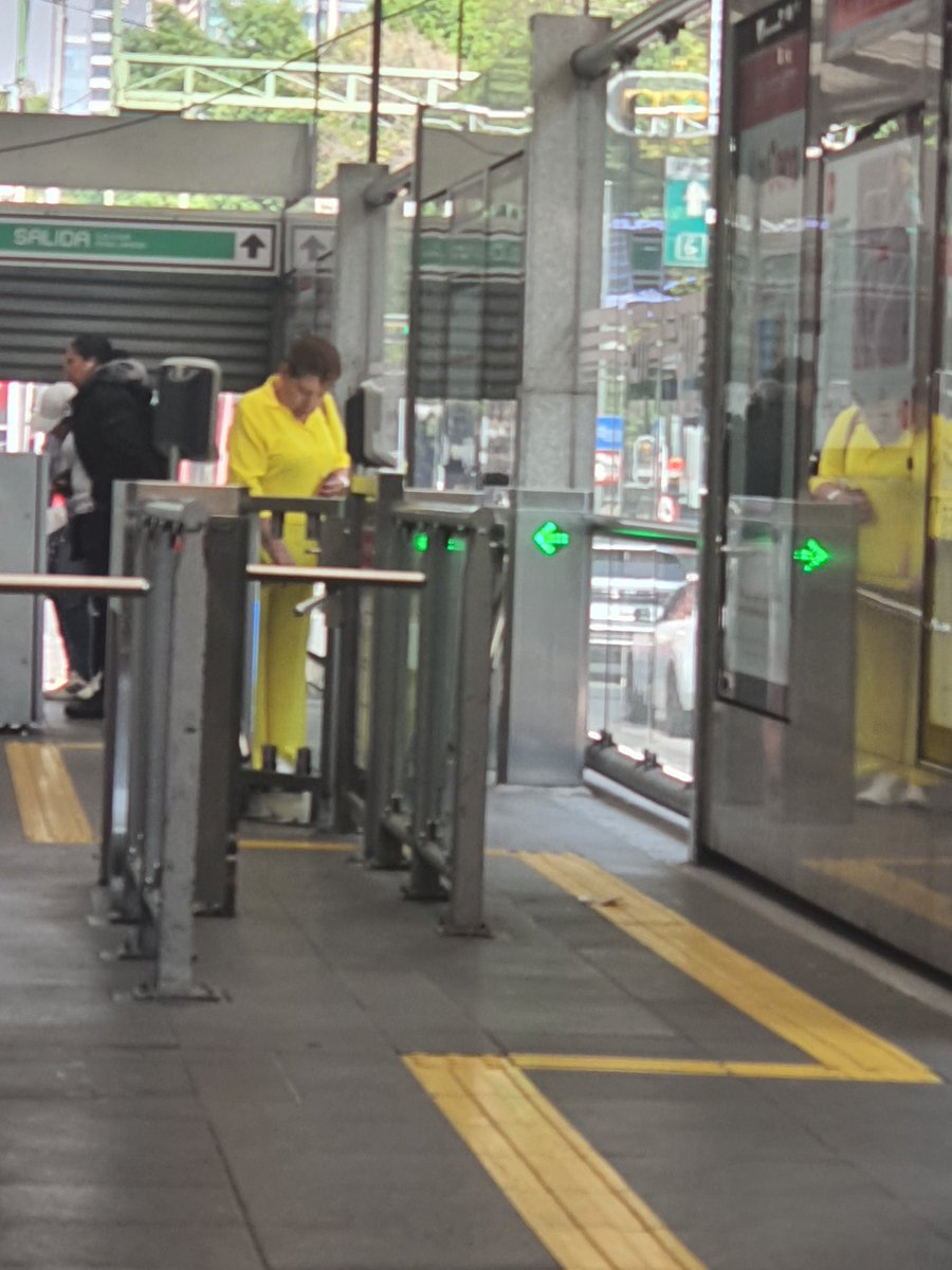Hola <a href="/MetrobusCDMX/">Metrobús CDMX</a> que pasa con el policía que debería estar en la estación Ciudad de los Deportes,  la gente mayor se tiene que estar brincando por la salida, ayuda !!!🚨🚨🚨🚨🚨