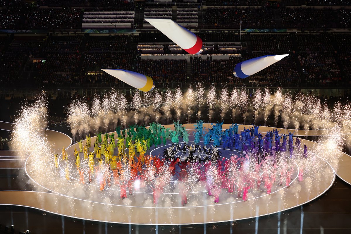 ItaliaTeam_it's tweet photo. UN CALEIDOSCOPIO

Di colori. 💚
Di emozioni. 🤍
Di sogni. ❤️

È la Cerimonia di Apertura di #MilanoCortina2026! ❄️

#ItaliaTeam @milanocortina26 @Olympics https://t.co/8sxI9laPXx