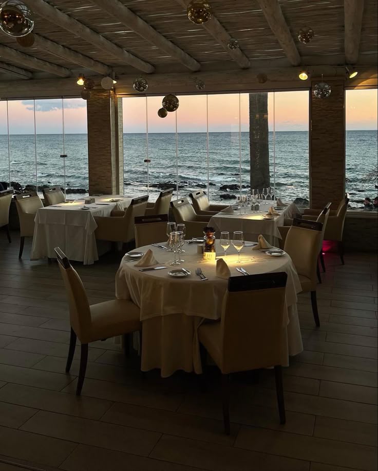 🥀THE THREE LIVES OF PERSEPHONE 🌹
Recipe for a #DarkFantasy with a #Romance subplot:

🌹 Hidden-identity FMC
💀 Immortal MMC
❤️Second chances
⛵️Quiet coastal town
🌈Queer history
🏥Mental health rep

#FoodPit #A #W #R #F