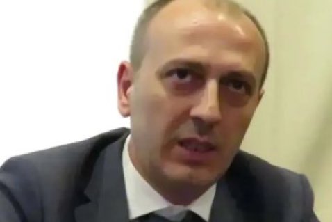 etkiIihaberyeni's tweet photo. Dilek İmamoğlu’nun tutuklanan ağabeyi Ali Kaya’nın savunması:

“Suçsuzum, bir eskort kadının, fahişelik yapan bir kadının, tanımadığım bir kadının, hayatımda hiç görmedığım bir kadının bir şekilde birileri tarafından eline verilmiş bir iftirayla üzerime atılmış iftiradan dolayı buradayım. Hayatım boyunca ağzımdan hiçbir şekilde uyuşturucu madde geçmemiştir. Bununla alakalı tahliller verdim, tahliller alınırken adli tıp kurumundan tırnak ve saç örneklerimin alınmasını istedim ama gerek yok dediler.

Ben zaten 3 gündür bu iftiralardan dolayı sosyal medyada, ailemin gözünde, iş çevremde, arkadaşlarımın gözünde itibarı yerle yeksan olan birisi olarak cezaevine gönderilmek için karşınızdayım. İtibarım yerlerde sürüklenirken şimdi de hürriyetim elimden alınıyor, suçlamayı kabul etmiyorum, en azından sonuçlar çıkana kadar da olsa adli kontrol şartıyla da olsa serbest bırakılmamı talep ediyorum, bir Türk olarak bu hakkımın olduğunu düşünüyorum.”