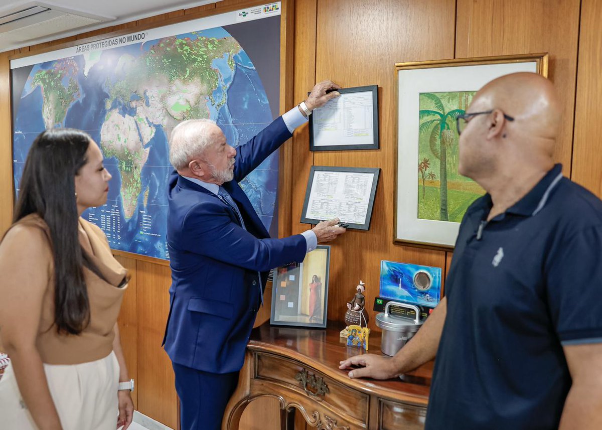 Um feito histórico que merece um lugar especial na sala do presidente Lula.

Maria Júlia e Clelson Matias, metalúrgica e metalúrgico do ABC, foram até Brasília entregar o primeiro holerite isento de IR para salários até R$5 mil diretamente nas mãos do presidente.