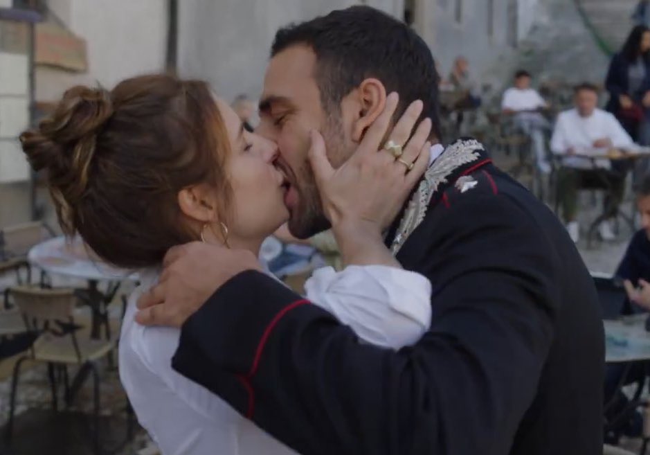 Era proprio necessario spalancare le fauci? 🤣