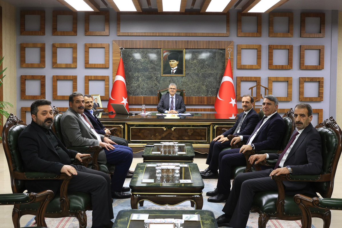 Cumhurbaşkanlığı Valiler kararnamesi ile İlimize atanan Valimiz Sn. Cahit Çelik’e hayırlı olsun ziyaretinde bulunduk. 

Sayın Valimize nazik ev sahipliği için teşekkür ediyor, yeni görevinde başarılar diliyorum.

<a href="/celikcahit/">Cahit Çelik</a> <a href="/ZiyaAtas12/">Ziya Ataş</a> <a href="/NihatDogu12/">NİHAT DOĞU</a>