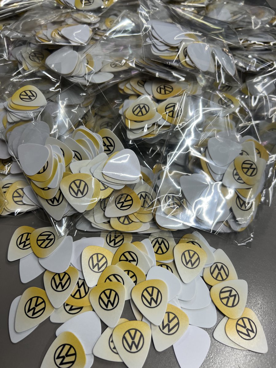 uvimark.com/producto/puas-…

📷📷 Púas de guitarra personalizadas 📷📷

Tu sonido es único… ¿por qué tu púa no?
Crea púas personalizadas con tu nombre, logo, frase favorita o diseño exclusivo. Perfectas para músicos, bandas, regalos originales o merch.
📷 Diferentes grosores y