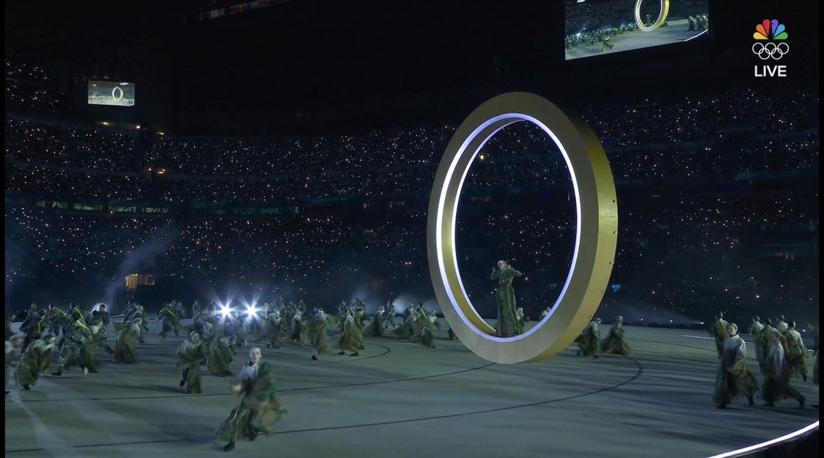 LOOK! IT’S GLINDA!