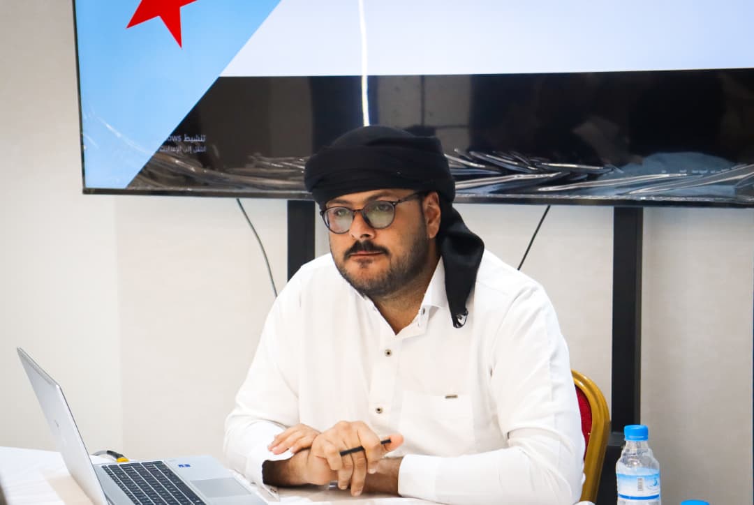 aljifri191's tweet photo. الجفري يطمئن على جرحى "مسيرة الثبات" بسيئون ويطالب بالإفراج عن المعتقلين ويدعو لاحتشاد جماهيري بالمكلا الثلاثاء القادم

المكلا | 6 فبراير 2026م | إعلام القيادة المحلية بحضرموت

أجرى الأستاذ علي أحمد الجفري، القائم بأعمال رئيس الهيئة التنفيذية للقيادة المحلية للمجلس الانتقالي الجنوبي بمحافظة حضرموت، مساء اليوم الجمعة، اتصالاً هاتفياً بالأستاذ عبدالملك محسن التميمي، القائم بأعمال رئيس الهيئة التنفيذية المساعدة للمجلس الانتقالي لشؤون مديريات وادي وصحراء حضرموت، للاطلاع على مستجدات الأوضاع في مدينة سيئون.

وخلال الاتصال، اطمأن الجفري على الحالة الصحية للمواطنين الذين تعرضوا لاعتداءات بالأسلحة المتوسطة والخفيفة من قبل القوات المتواجدة في الوادي، والتي أسفرت عن سقوط عدد من الجرحى بين صفوف المتظاهرين السلميين، مشددًا على ضرورة إيلاء الجرحى الرعاية الطبية الكاملة والتكفل بكافة تكاليف علاجهم، مؤكداً أن هذه التضحيات هي ضريبة العزة والكرامة في سبيل استعادة السيادة الوطنية.

وأدان الجفري حملة الاعتقالات التعسفية التي طالت عدداً من المحتجين المشاركين في المسيرة، مطالباً بالإفراج الفوري وغير المشروط عن كافة المعتقلين الذين تم احتجازهم على خلفية تعبيرهم السلمي عن تطلعات شعب الجنوب، محملًا الجهات المعتدية المسؤولية الكاملة عن سلامة وحياة كافة المعتقلين في سجونها.

ووجه القائم بأعمال رئيس تنفيذية انتقالي حضرموت نداءً عاجلاً إلى المنظمات الحقوقية والإنسانية والمجتمع الدولي للتدخل الفوري ووقف عمليات القمع الممنهجة والانتهاكات الصارخة التي تمارس ضد المدنيين في حضرموت، مشيداً بالملحمة الشعبية التي سطرها أبناء حضرموت في "مسيرة الثبات والصمود" بسيئون، والتي جددت التفويض الشعبي للمجلس الانتقالي الجنوبي بقيادة الرئيس القائد عيدروس قاسم الزُبيدي.

ودعا الجفري كافة أطياف المجتمع الحضرمي وجموع المواطنين إلى المشاركة الفاعلة والواسعة في الاحتشاد الشعبي المقرر إقامته في مدينة المكلا يوم الثلاثاء القادم الموافق 10 فبراير؛ لتأكيد الرفض القاطع لتواجد القوات العسكرية الغريبة في أرض حضرموت، والمطالبة بتمكين أبناء المحافظة من إدارة شؤونهم العسكرية والأمنية وتطهير أرضهم من دنس الاحتلال.