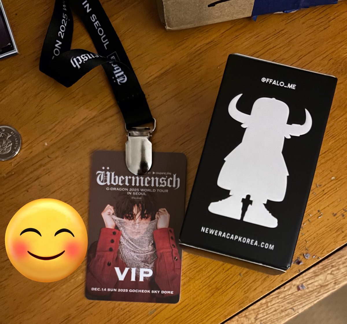 Back in December <a href="/OmilliTees/">LEOmilli ⭕️</a> hosted a #VeVe drop show space to chat with the artist <a href="/ducobi/">ducobi</a>, with <a href="/The_One_0302/">Justin_Y</a> translating for us, and Justin generously added some of his own items to give away that I was lucky to win. They arrived recently. 
Thank you so, so much!