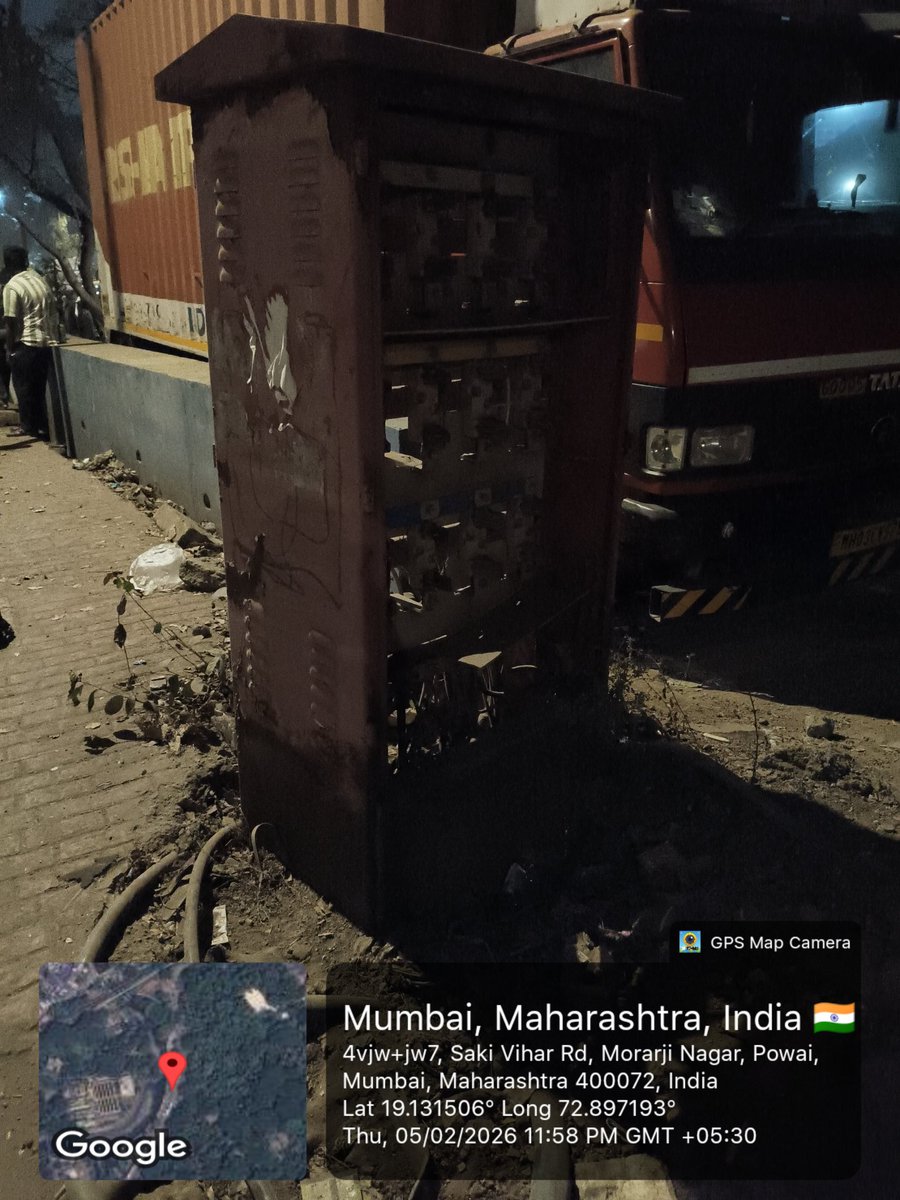 shaikh62745984's tweet photo. The MSCB meter box is completely open and exposed. This is a serious and life-threatening danger to the public. If any accident occurs, MSCB will be fully responsible for negligence.
@CMOMaharashtra 
@mieknathshinde 
@CPMumbaiPolice
@MSEDCL 
@mybmc 
@PowaiPS 
@mybmcWardS https://t.co/YTuMDK2458