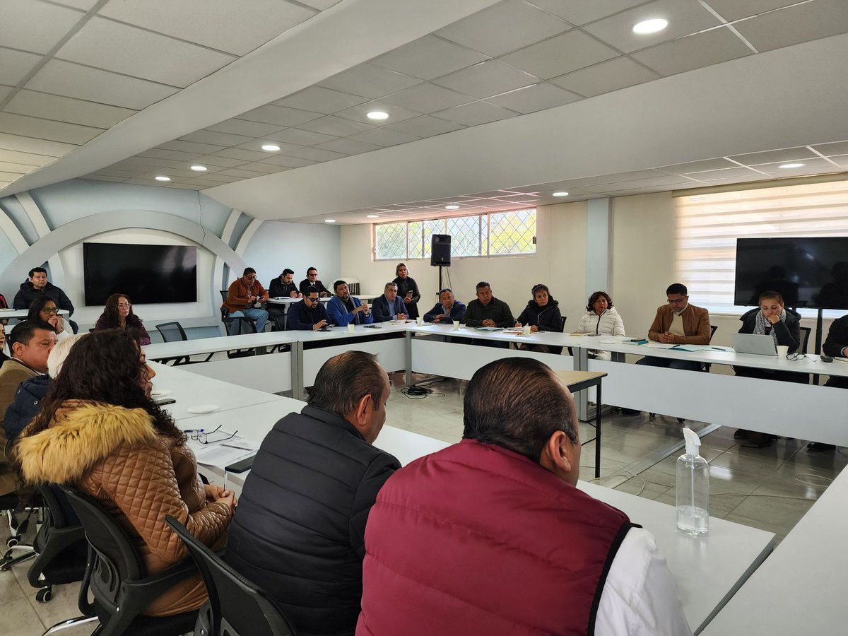 SEPHidalgo's tweet photo. El Instituto Hidalguense de Educación, el @IsssteHidalgo y el SNTE Sección 15, llevaron a cabo una reunión de trabajo tripartita con el objetivo de dar seguimiento a la agenda nacional en materia de seguridad social y derechos laborales del personal educativo.

La reunión fue encabezada por la Subsecretaria de Administración y Finanzas del IHE, Maricarmen Mandujano Cerrilla, quien informó que, por instrucción del titular del organismo, @natycastrejonv, se mantiene una colaboración permanente, corresponsable y articulada con las instituciones involucradas para atender de manera ordenada las problemáticas relacionadas con los servicios y prestaciones de seguridad social, así como para fortalecer los derechos laborales de las y los trabajadores de la educación.

#EducaciónEsTransformación #NatyCastrejón