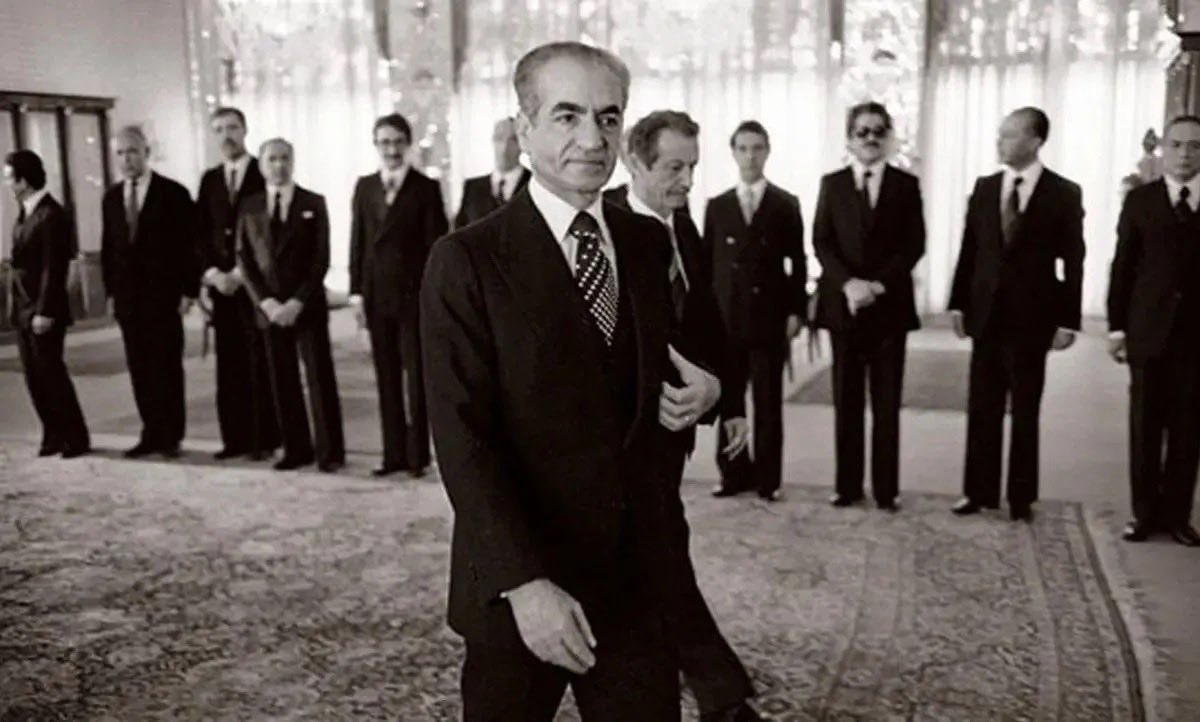 hanaaaaaJoon's tweet photo. وقتی شاهنشاه داشت ایران رو ترک میکرد هیچ کشوری این وسط واسطه نشد مذاکره ای شکل نگرفت چون منافع اونا در رفتن ایشون بود حالا همه دارن میانجیگری میکنن که جمهوری اسلامی روی کار بمونه.
#��اويد_شاه‌ https://t.co/1W8VVw5kOS