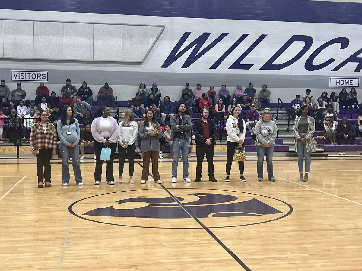 AragonMS_Sports's tweet photo. Thank you to our @AragonWildcats Boys Basketball teams for taking time last night to recognize and appreciate our wonderful Wildcat staff! 👏🏽 Way to represent our school on and off the court! 💜 #StaffAppreciation #WildcatExcellence #ROAR #CFISDSpirit @CFISDAthletics @CyFairISD https://t.co/vrsLb4pjkI