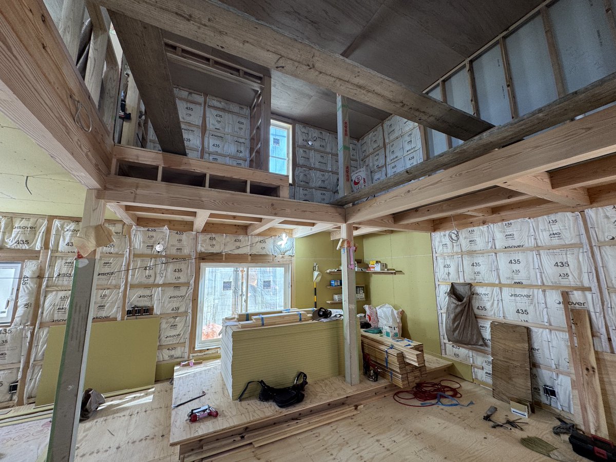 [【木箱の家】　進行中！　] 
大きな白い箱の中に小さな居場所を木の箱として複数配置、その余白空間を全て「住処」として計画したコンパクトな住宅です。
「建て方」作業が終わり、建物構造に性能を付加する工程が進行中。  
仕上に係る作業も始まっています。iwaizawa.exblog.jp/38421178/