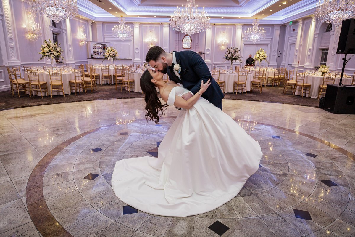 alexkaplan's tweet image. Awkward wedding photos aren't about awkward couples. They're about awkward setups.

Full guide on getting natural photos (not stiff ones): alexkaplanweddings.com/natural-weddin…

#NJWeddings #WeddingPhotography