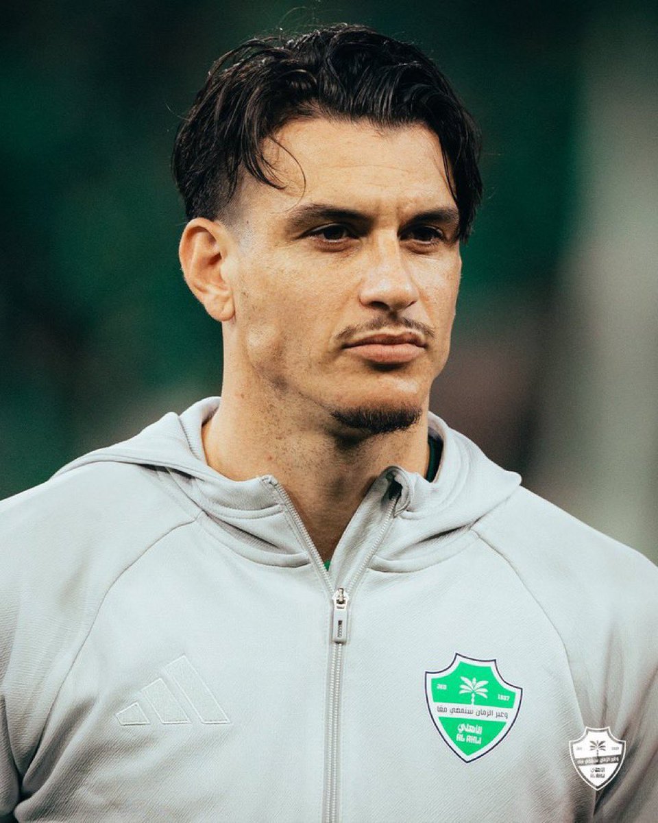 باقي بعقدة سنه ونص
اثارة تمديد عقده و( كذبة) رفض اللاعب التمديد
لاتصدر إلا من نفسيات مريضه او قلوب حاقده 
الفريق يعيش افضل حالاته
مثل هذه الإشاعات هدفها خلق الفتنه 
الاهلي وابيانيز الرغبه مشتركة على تمديد العقد 
لاتسمعوا للمرضى