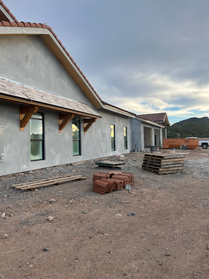 Mav_Builders's tweet photo. Major milestone achieved! The roof is now fully installed on our latest luxury custom build in Scottsdale, AZ. Progress is looking spectacular—stay tuned for what's next!  

#CustomHome #ScottsdaleLuxury #RoofComplete #GeneralContractor #Builder #AZ https://t.co/sUmdcgNLVR