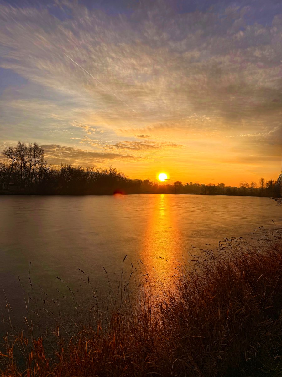 8ntmuch's tweet image. "Dawn arrives softly, turning ice into gold and silence into hope."