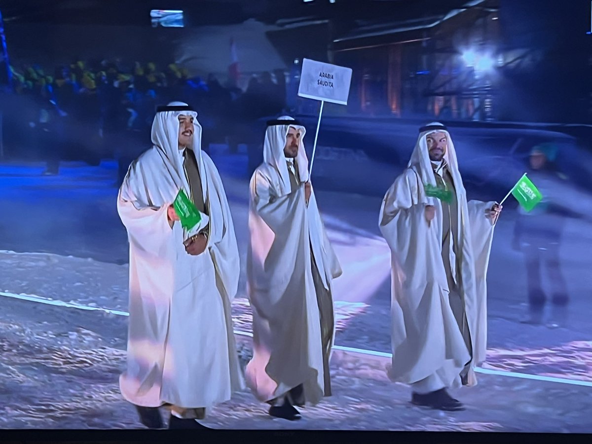 “stiamo vedendo l’Arabia Saudita che ci ha già abituato a vestiti del genere”

Grande commento tecnico del commentatore Paolo Petrecca 🤔

Coraggio 🙄

#MilanoCortina2026 #Olympics #OpeningCeremony