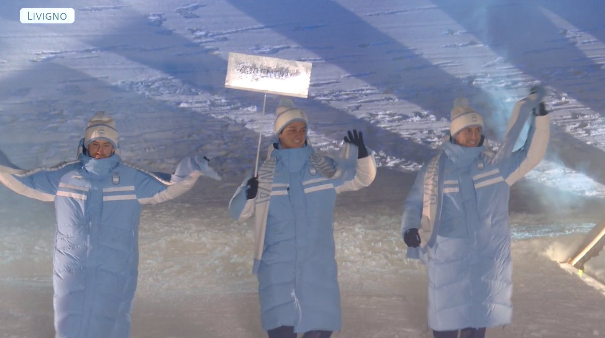 juegosolimpicos's tweet photo. ¡VAMOS ARGENTINA! 💙 🤍 💙

La Albiceleste dice presente con ocho deportistas en #MilanoCortina2026. Francesca Baruzzi y Franco dal Farra son los abanderados. ⛷️ 🏂 🇦🇷

#JuegosOlimpicos #CeremoniaDeApertura l @PrensaCOA https://t.co/AsQ1QNxCal